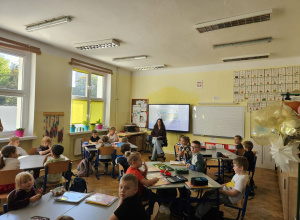 dzieci czytaja ksiazke