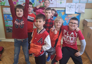 dzieci pozujące do zdjęcia w sali lekcyjnej