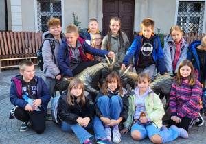 dzieci przytulają koziołki