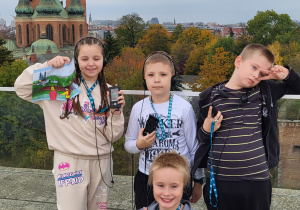 czworo dzieci na tle katedry