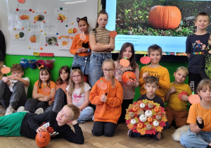 Dzieci klasy 3a na tle dyń
