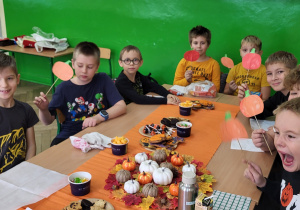 Chłopcy zaczynają poczęstunek
