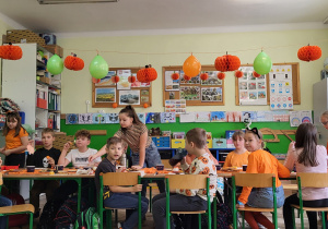 Dzieci wspólnie świętują
