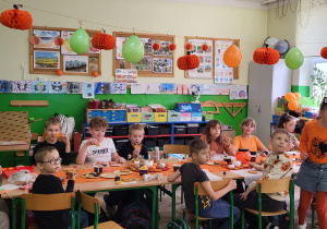 Dziewczynka zaprasza dzieci do tańca