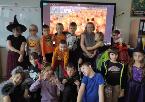 klasa 2b na tle dyniowej farmy