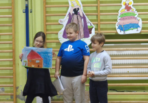 Dzieci z 3c przedstawiają swoją bajkę