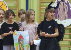 5 dziewczynek z 3c prezentuje ułożoną bajkę