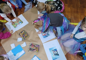 Dzieci układają bajkowe puzzle