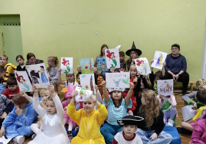 Uczniowie kl. 1a prezentują postacie z bajek
