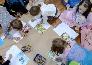 Dziewczynki i chłopcy tworzą bajkę