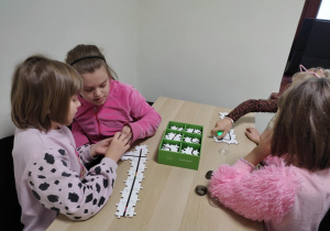 Dzieci siedzą przy stoliku i kodują