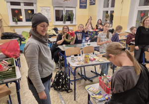 dzieci i rodzice podczas warsztatów