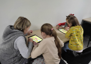 Uczennice uczą się obsługi aplikacji Photon 2