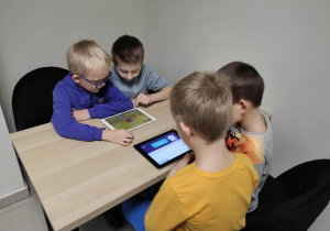 Uczniowie uczą się obsługi aplikacji do starowania Photonem.