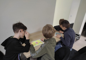 Uczniowie uczą się obsługi aplikacji do starowania Photonem.