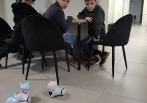 Uczniowie zmieniają kolor elementów świetlnych robota