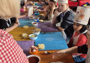 dzieci oczekują na placek do pizzy