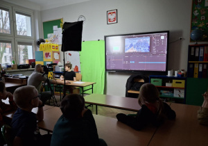 Obserwowanie procesu montażu materiału