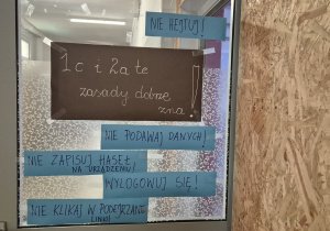 hasła na drzwiach sal lekcyjnych