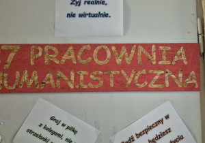 hasła na drzwiach sal lekcyjnych