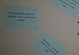 hasła na drzwiach sal lekcyjnych