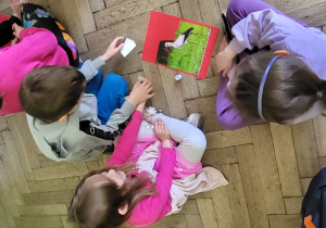 Troje dzieci przykleiło bociana