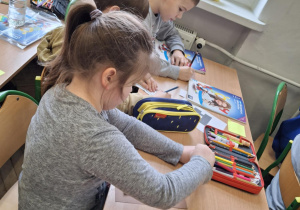 Uczniowie wykonują zakładki do książki