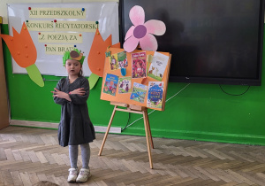 5. Dziewczynka w opasce recytuje wiersz
