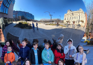 1. Uczniowie klasy 3a przed wejściem do muzeum