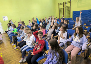 Uczniowie zgłaszają się do odpowiedzi w quizie