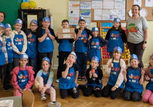 Dzieci i dwie kobiety pozują do zdjęcia