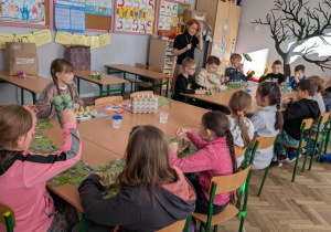 Dzieci siedzą przy stołach
