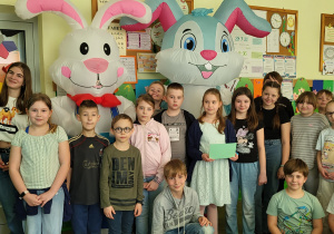 8. Dzieci z 3a z ZAJĄCZKAMI WIELKANOCNYMI_