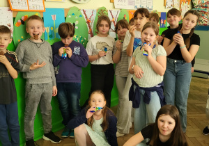 9. Zadowolone dzieci zjadają zajączki_