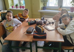 rocznica powstania w getcie warszawskim - uczniowie z żonkilami