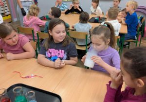 Dzieci wykonują eksperymenty