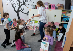 Dzieci otrzymują nagrody w torbach