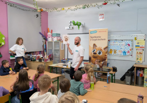 Dzieci z mężczyzną wykonują eksperymenty