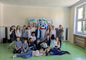 Uczniowie klasy 3b pozują do zdjecia