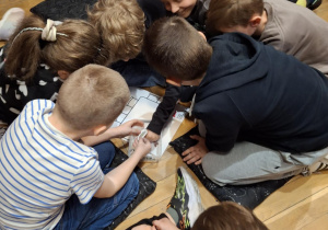 Dzieci układają dania na stole zgodnie ze słyszanym tekstem