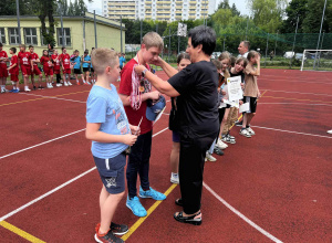 uczniowie otrzymują medale
