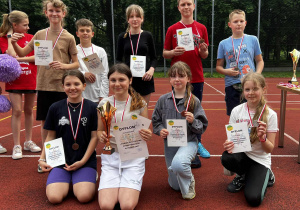 Uczniowie pozują z medalami