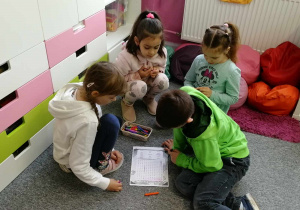 Dzieci uczestniczą w warsztatach