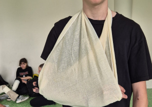 Unieruchomienie kończyny górnej i opatrunek głowy