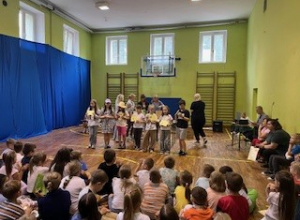 dzieci otrzymują dyplomy oraz upominki