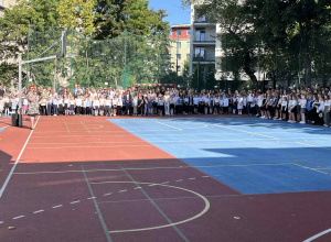 uczniowie stoja na boisku