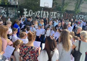 uczniowie stoja na boisku