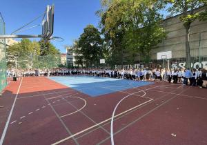 uczniowie stoja na boisku