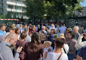 uczniowie stoja na boisku