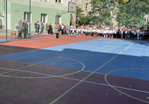 uczniowie stoja na boisku